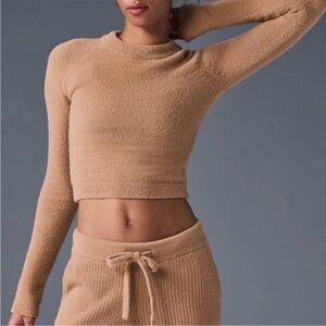 ALO Snuggle up Sweater long Sleeve fuzzy plush Crop Top size Small Camel Taupe